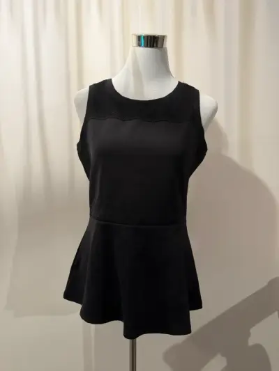 Blusa negra sin mangas - miniatura 4