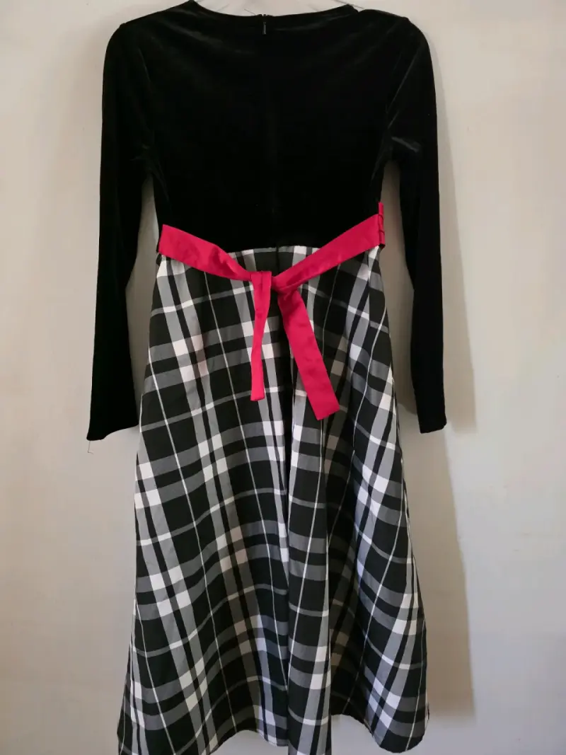 Vestido Bonnie Jean negro y rojo, estampado a cu - 3