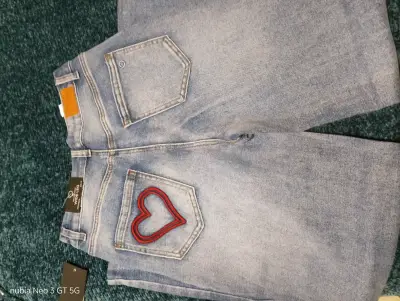 Jeans de Mujer con Diseño de Corazón - miniatura 1