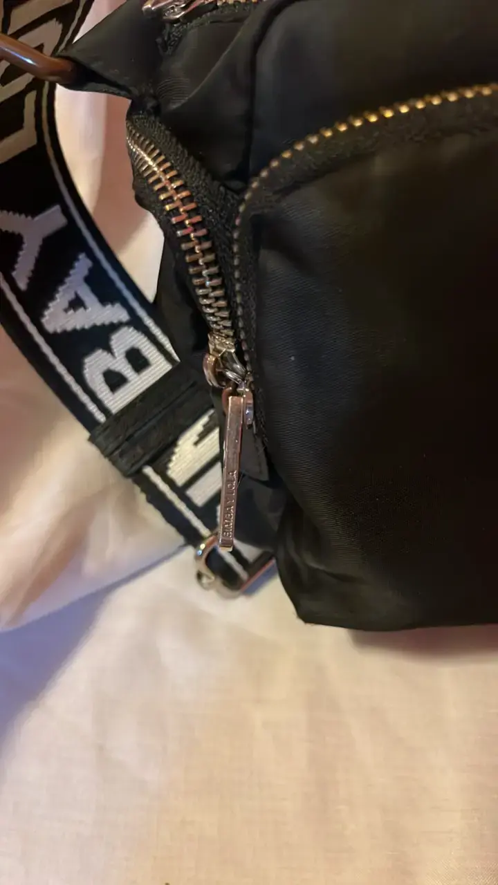 Bolso  negro Bimba y Lola con correa ajustab - 3