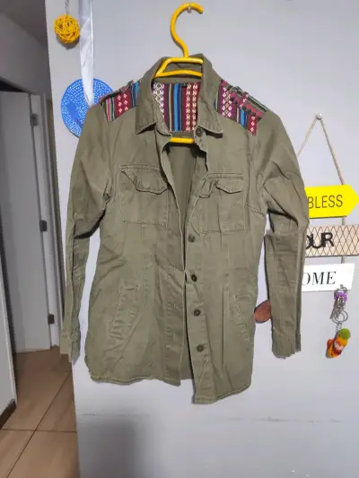 Chaqueta de cuero sintético negra con cierre - miniatura 2