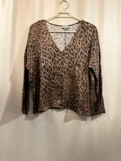 Blusa de Leopardo Singolare con Botones - miniatura 1