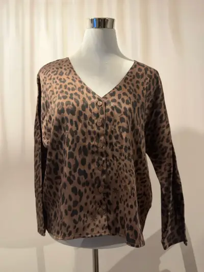 Blusa de Leopardo Singolare con Botones - miniatura 4