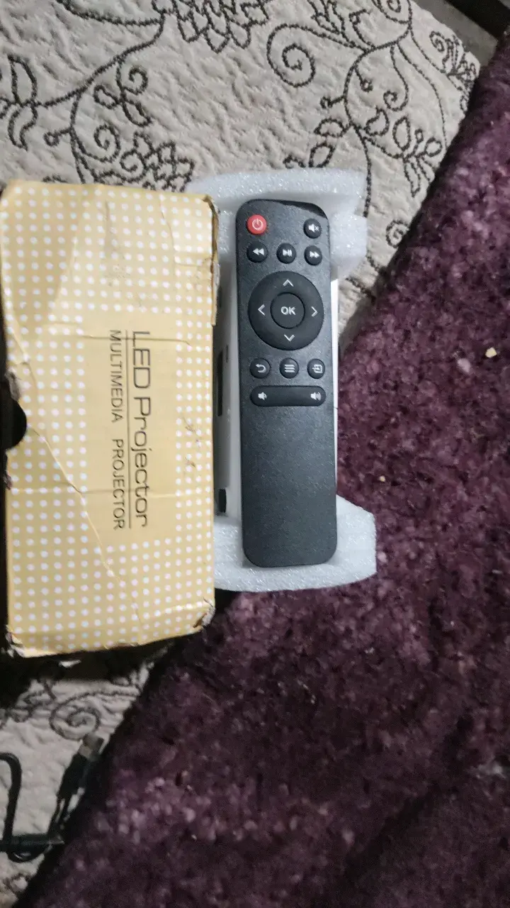Proyector LED Multimedia con Control Remoto - 2