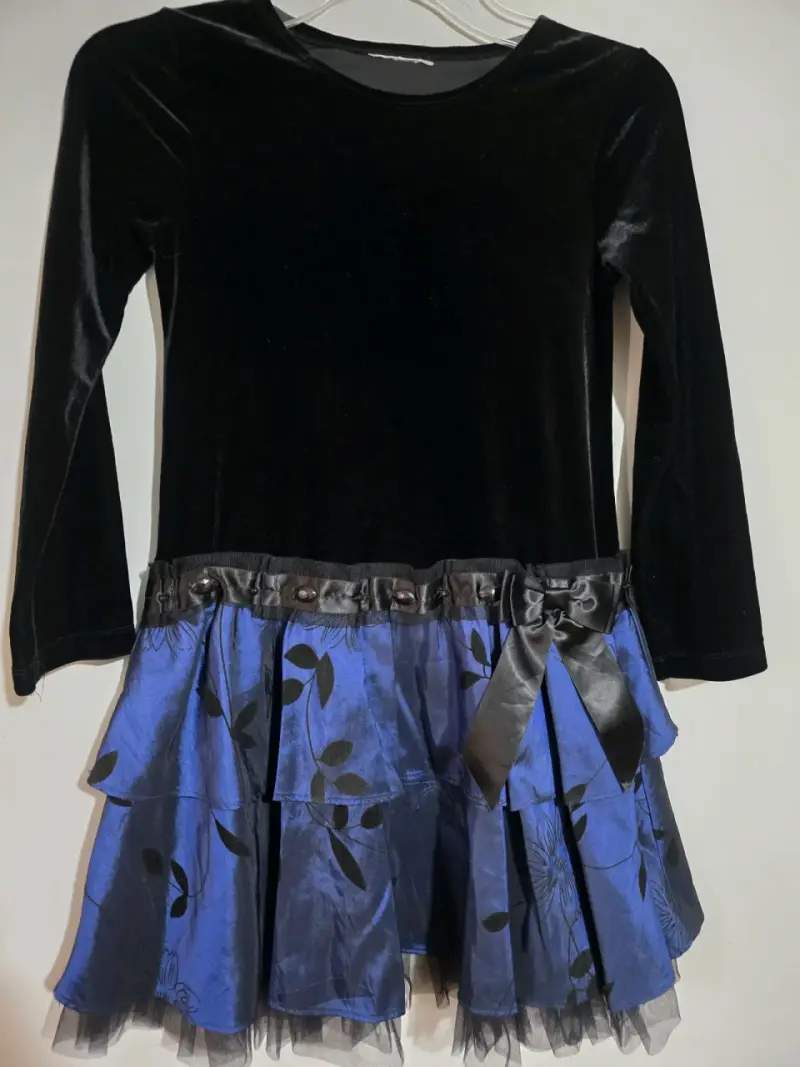 Vestido de niña negro y azul con volantes - 2