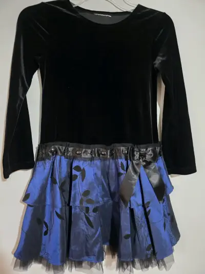 Vestido de niña negro y azul con volantes - miniatura 2