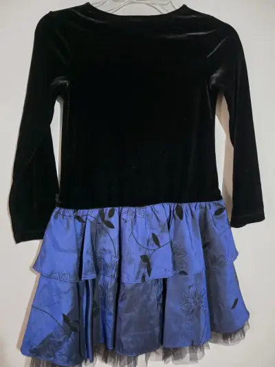 Vestido de niña negro y azul con volantes - miniatura 3