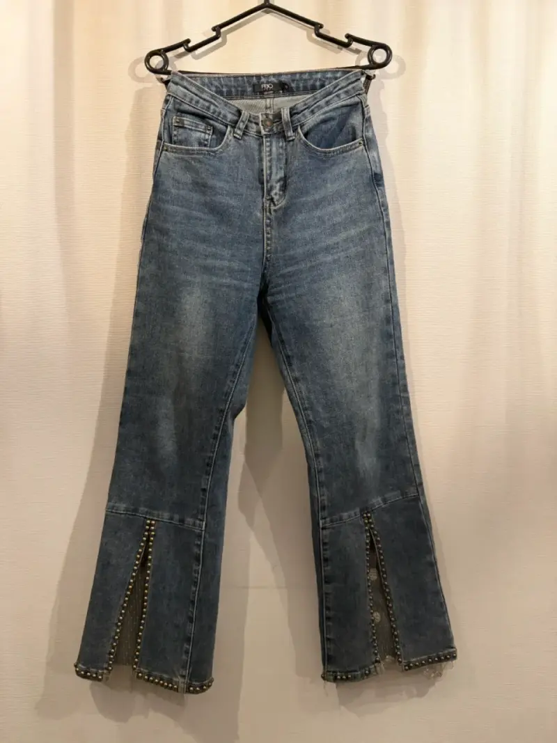 Jeans de mujer con detalles de perlas - 1
