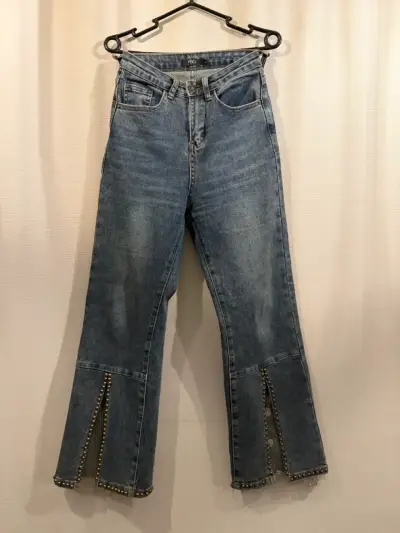 Jeans de mujer con detalles de perlas - miniatura 1