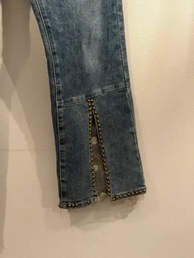 Jeans de mujer con detalles de perlas - miniatura 3