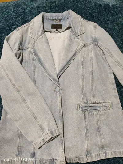 Chaqueta de mezclilla para mujer en buen estado - miniatura 1