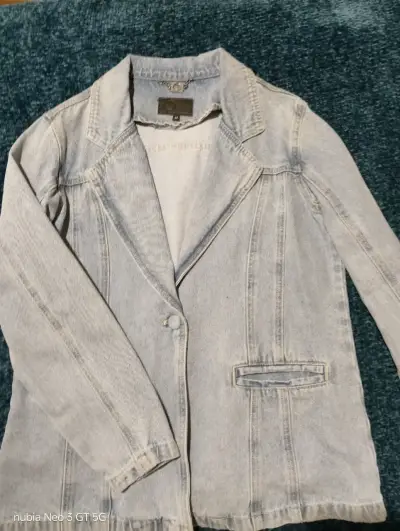 Chaqueta de mezclilla para mujer en buen estado - miniatura 2