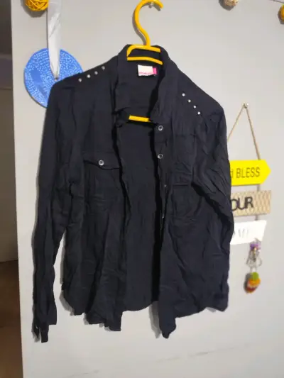 Camisa negra con tachas para mujer - miniatura 1