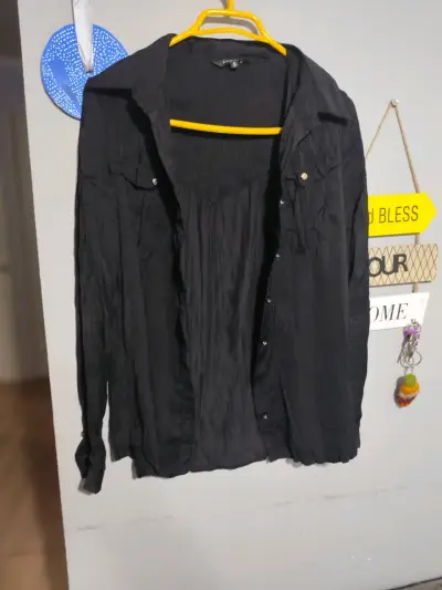 Camisa negra con tachas para mujer - miniatura 2