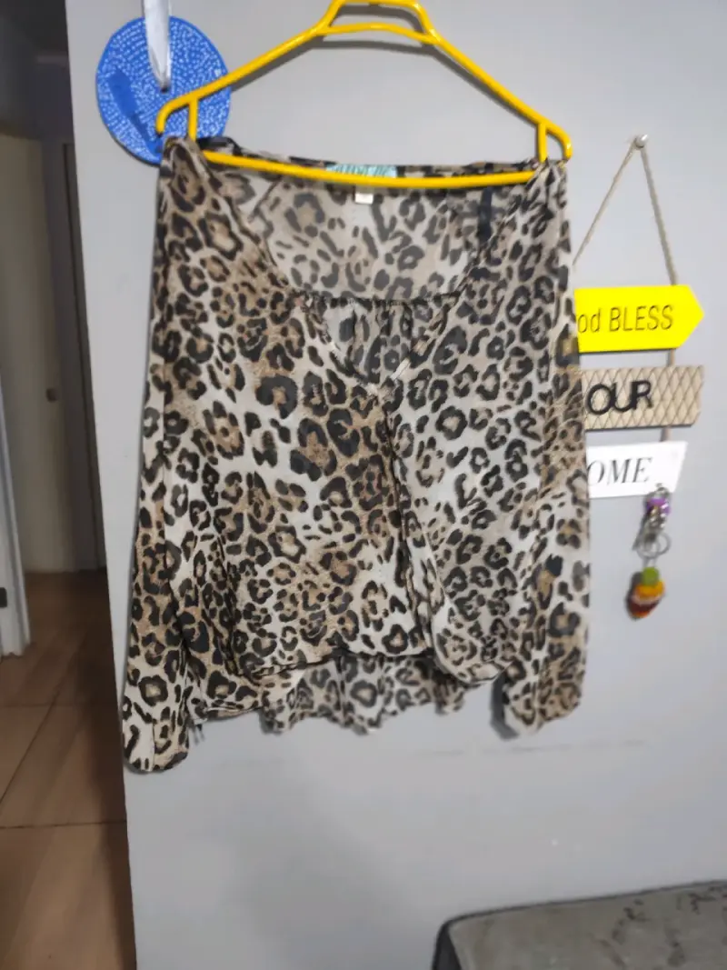 Camisa negra con tachas para mujer - 6