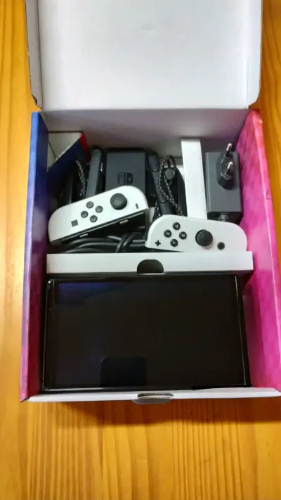 Nintendo Switch OLED - miniatura 2