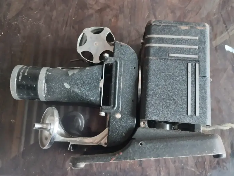 Proyector de Cine Antiguo en Buen Estado - 1