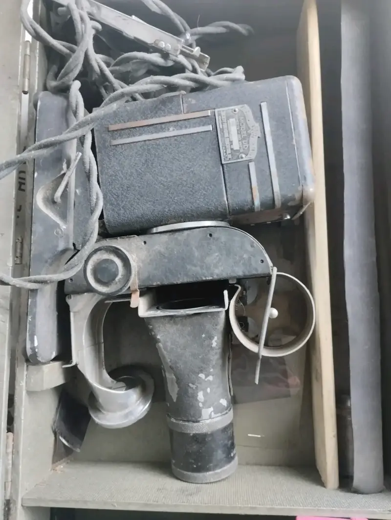Proyector de Cine Antiguo en Buen Estado - 2