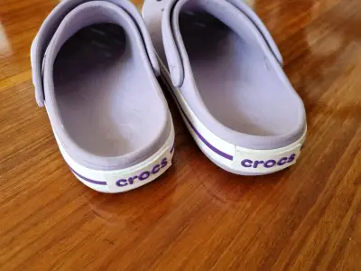 Zuecos Crocs unisex color lila - miniatura 3