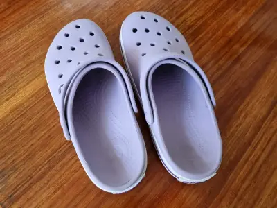 Zuecos Crocs unisex color lila - miniatura 5
