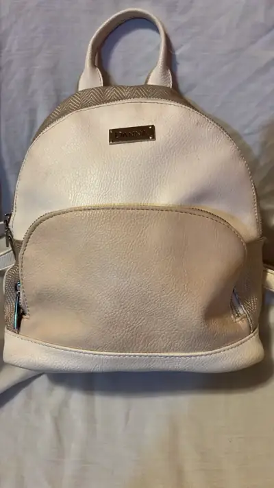 Mochila Danna beige con detalles dorados - miniatura 1