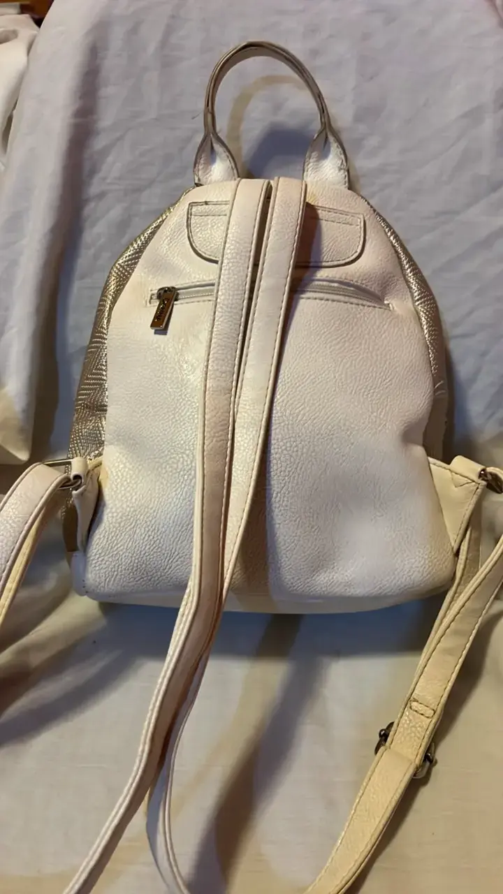 Mochila Danna beige con detalles dorados - 2