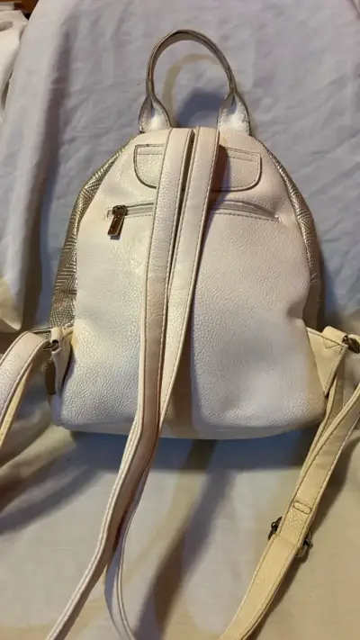 Mochila Danna beige con detalles dorados - miniatura 2