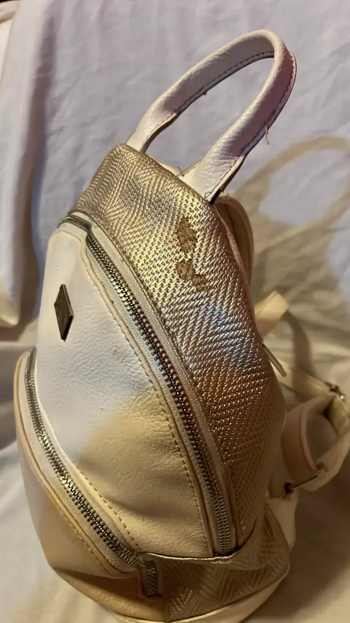 Mochila Danna beige con detalles dorados - 3