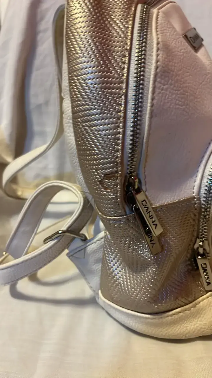 Mochila Danna beige con detalles dorados - 4