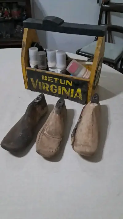 Antiguo lustrin Virginia con Hormas de madera - miniatura 1