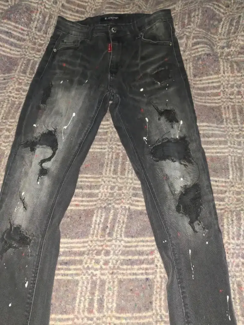 Jeans negros desgastados con diseño moderno - 1