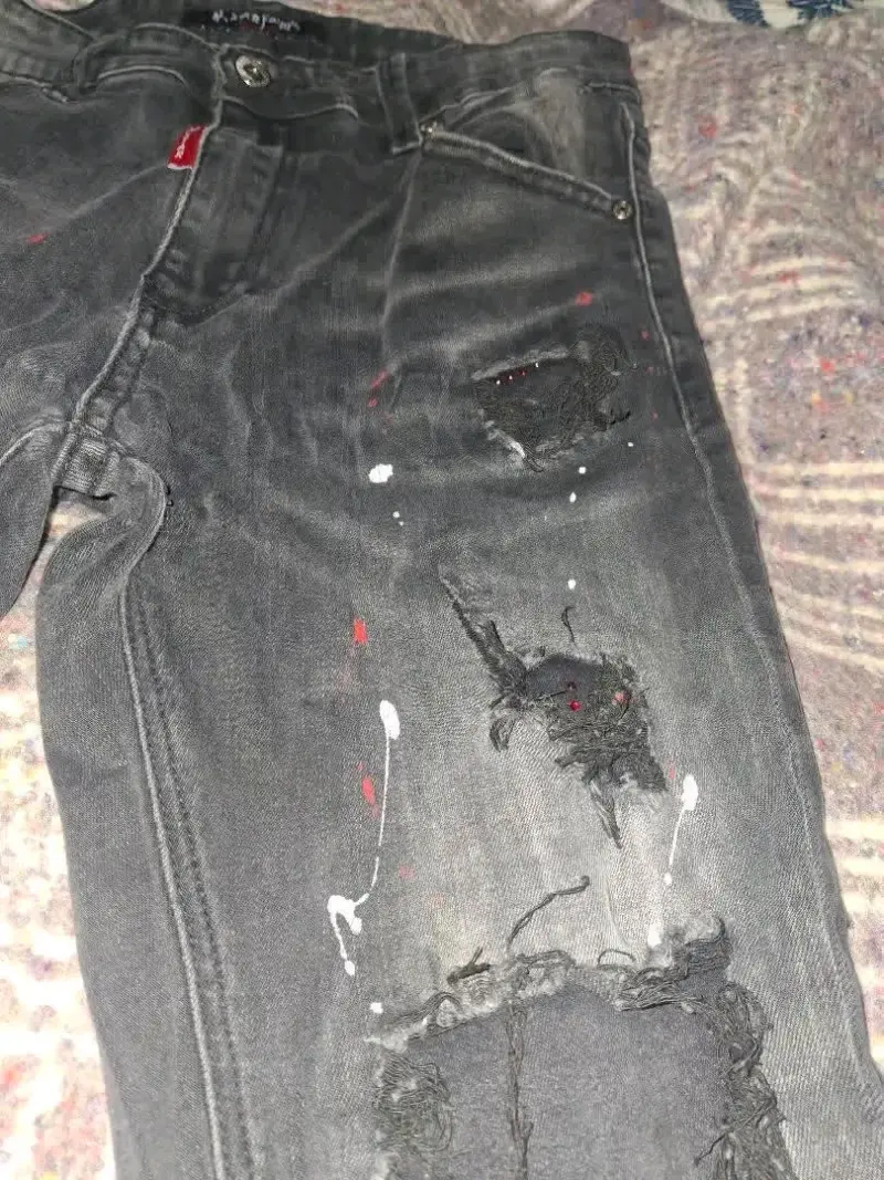 Jeans negros desgastados con diseño moderno - 2