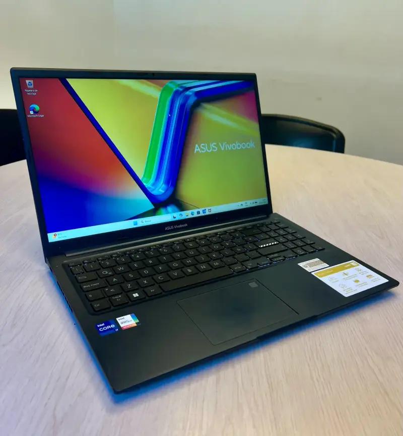 Laptop ASUS Vivobook con Intel Core i7 - 1