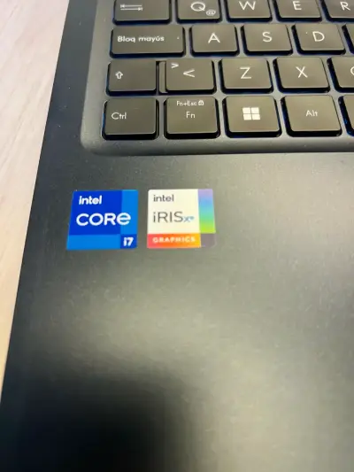 Laptop ASUS Vivobook con Intel Core i7 - miniatura 4