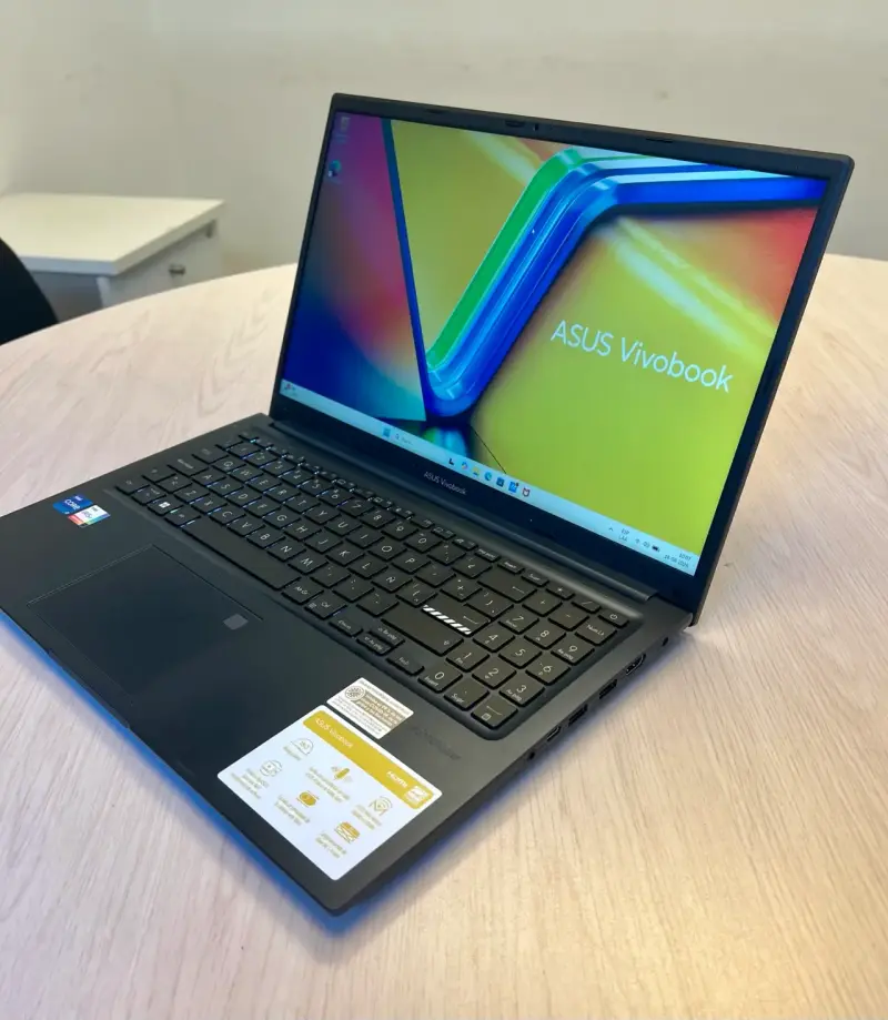 Laptop ASUS Vivobook con Intel Core i7 - 2