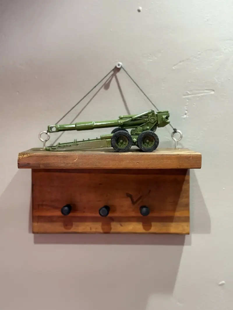 Portallaves estilo militar con vehículo pequeño - 2