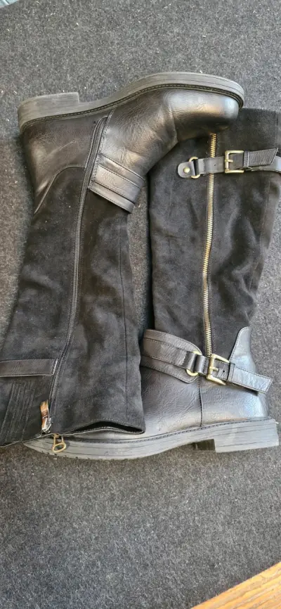 Botas negras de cuero y gamuza con cierre lateral - miniatura 1