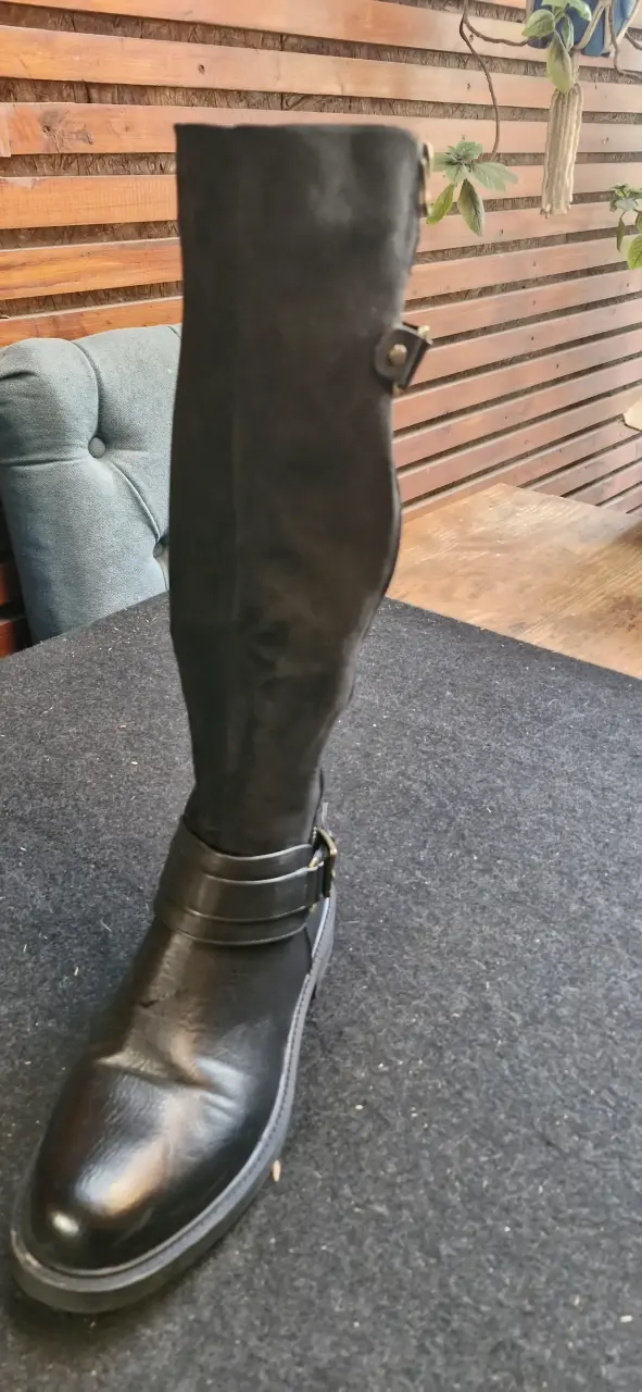 Botas negras de cuero y gamuza con cierre lateral - 3