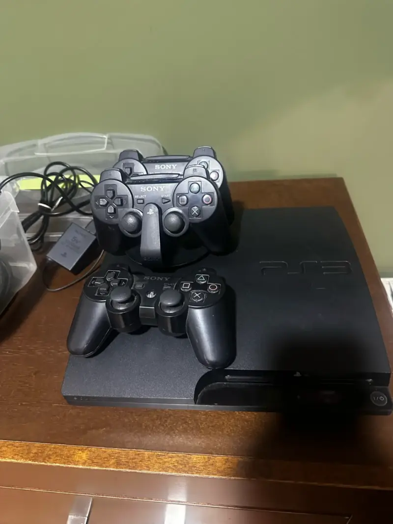 Consola PlayStation 3 con dos controles y juegos - 1