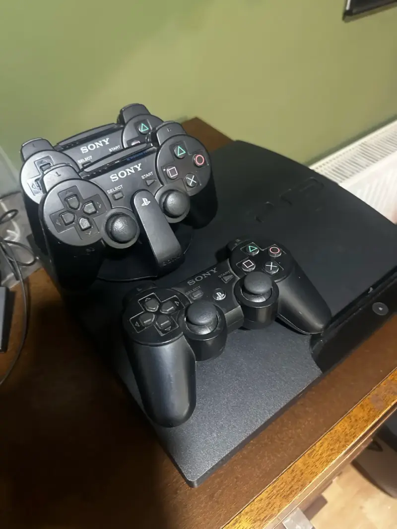 Consola PlayStation 3 con dos controles y juegos - 2
