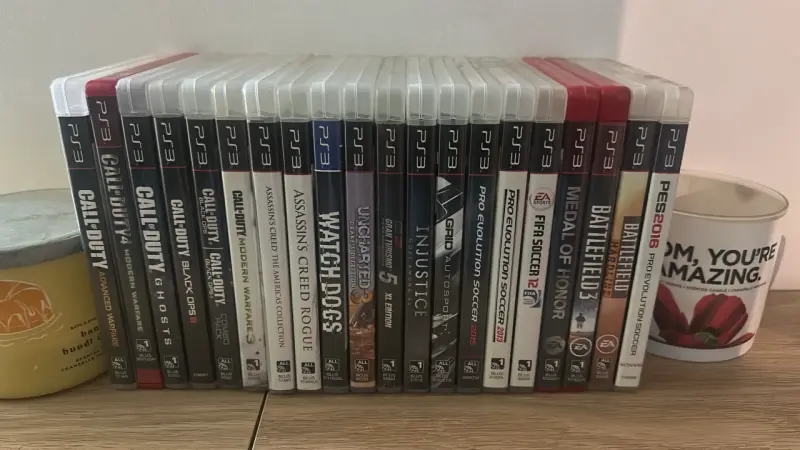 Consola PlayStation 3 con dos controles y juegos - 3