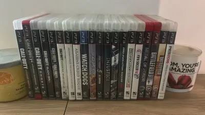 Consola PlayStation 3 con dos controles y juegos - miniatura 3
