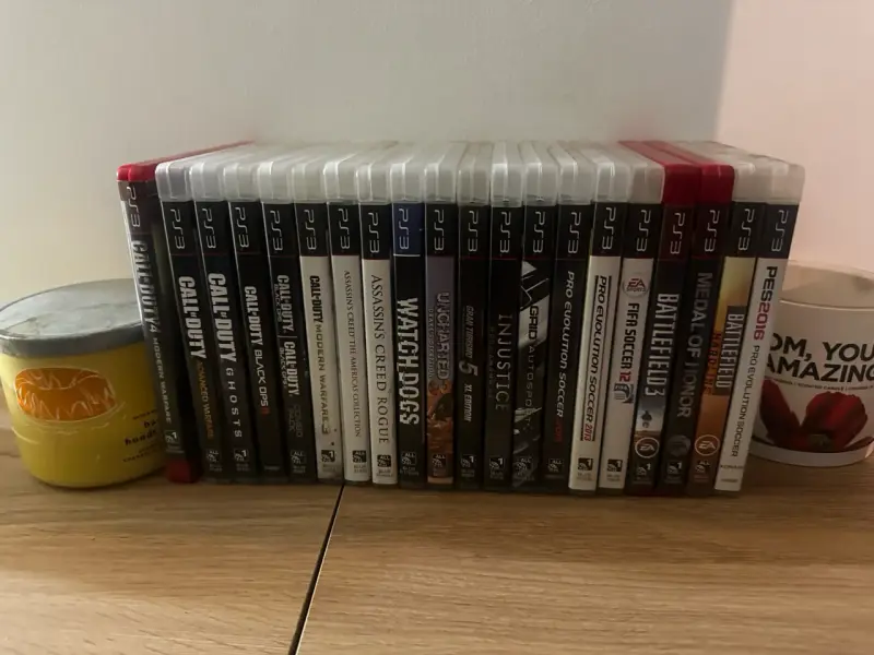 Consola PlayStation 3 con dos controles y juegos - 4