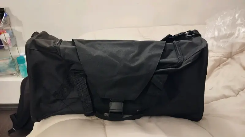 Bolso deportivo negro con correa ajustable - 1