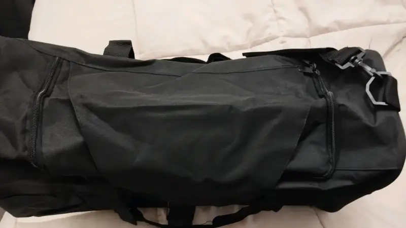 Bolso deportivo negro con correa ajustable - 2