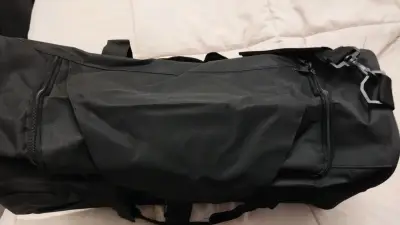 Bolso deportivo negro con correa ajustable - miniatura 2