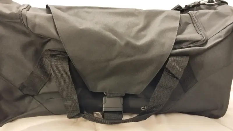 Bolso deportivo negro con correa ajustable - 3