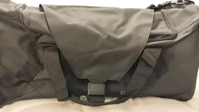Bolso deportivo negro con correa ajustable - miniatura 3