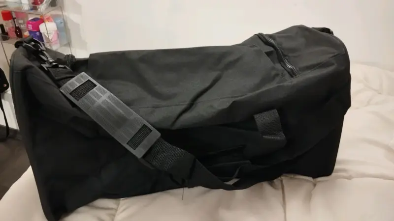 Bolso deportivo negro con correa ajustable - 4