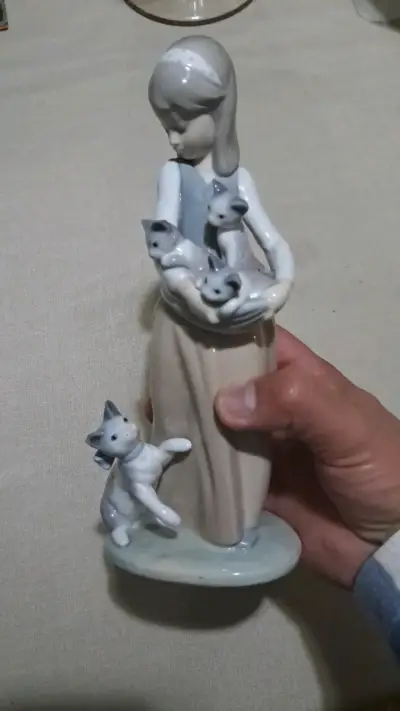 Figura de porcelana niña con gatos Lladró - miniatura 1